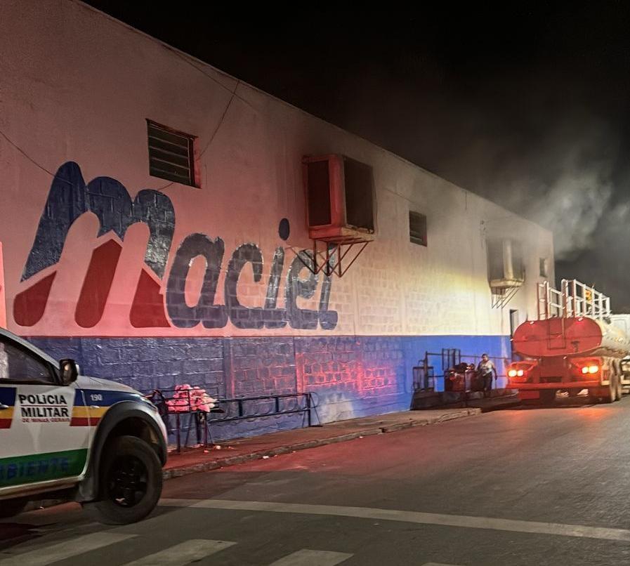 CURTO CIRCUITO PROVOCA PRINCÍPIO DE INCÊNDIO EM SUPERMERCADO EM VAZANTE