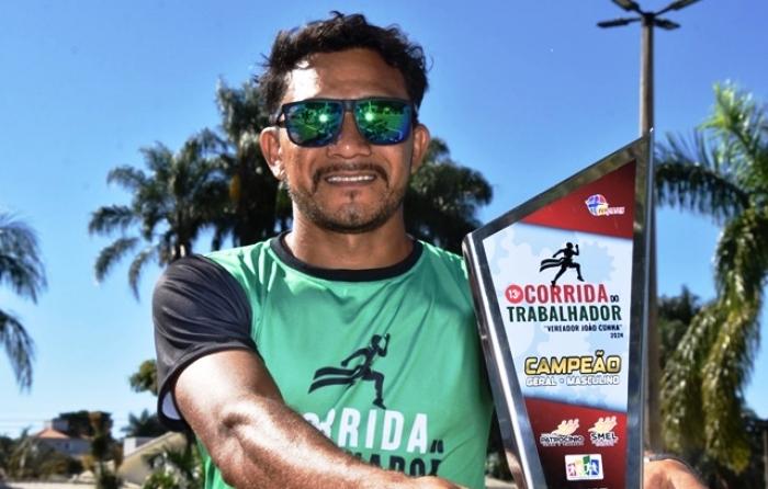 MARATONISTA DE VAZANTE COMEMORA VITÓRIA NA CORRIDA DO TRABALHADOR DE PATROCÍNIO