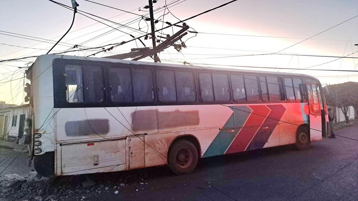 ÔNIBUS PERDE O FREIO, BATE EM POSTE E DEIXA RIO PARANAÍBA SEM ENERGIA