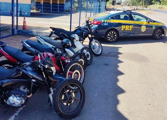 PRF RECUPERA CINCO MOTOS FURTADAS QUE ESTAVAM EM BAGAGEIRO DE ÔNIBUS