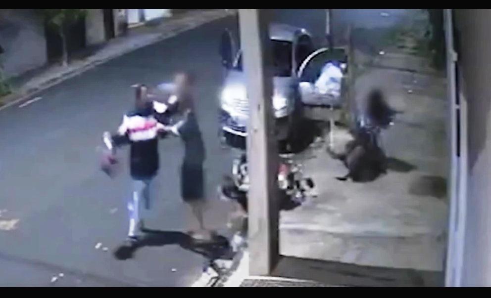 VÍDEO: CASAL ENFRENTA LADRÕES E EVITA FURTO DE CARRO EM UBERLÂNDIA