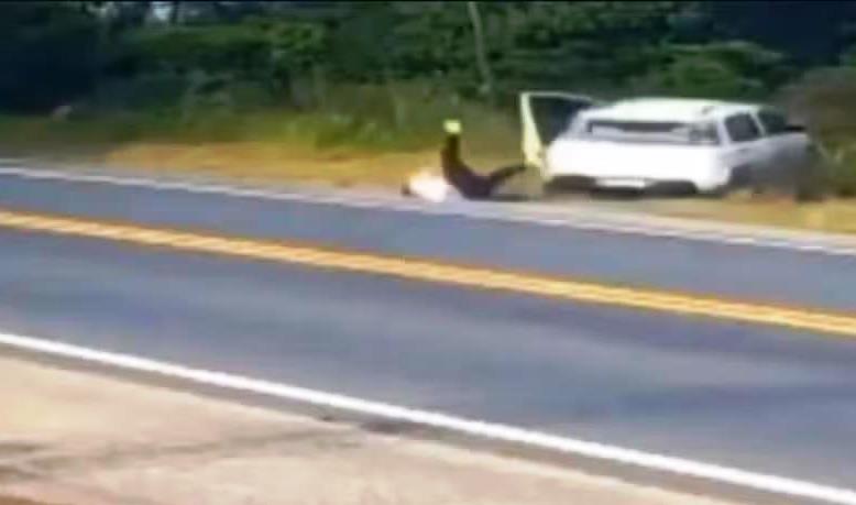 VÍDEO: CASAL PULA DE CARRO EM MOVIMENTO ANTES DO VEÍCULO CAIR EM RIO