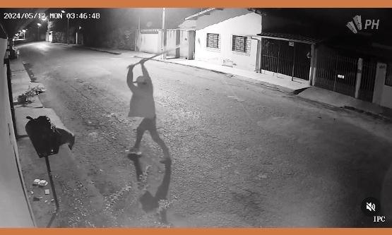 VÍDEO: HOMEM AGRIDE CACHORRO COM ENXADA E CAUSA REVOLTA EM LAGAMAR