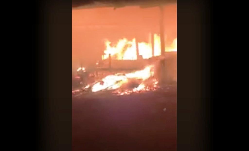 VÍDEO: INCÊNDIO CONSOME ESTOQUE DE MADEIREIRA EM SÃO GOTARDO