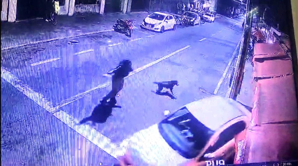 VÍDEO: MOTORISTA INVADE CALÇADA, ATROPELA CLIENTES DE BAR E FOGE