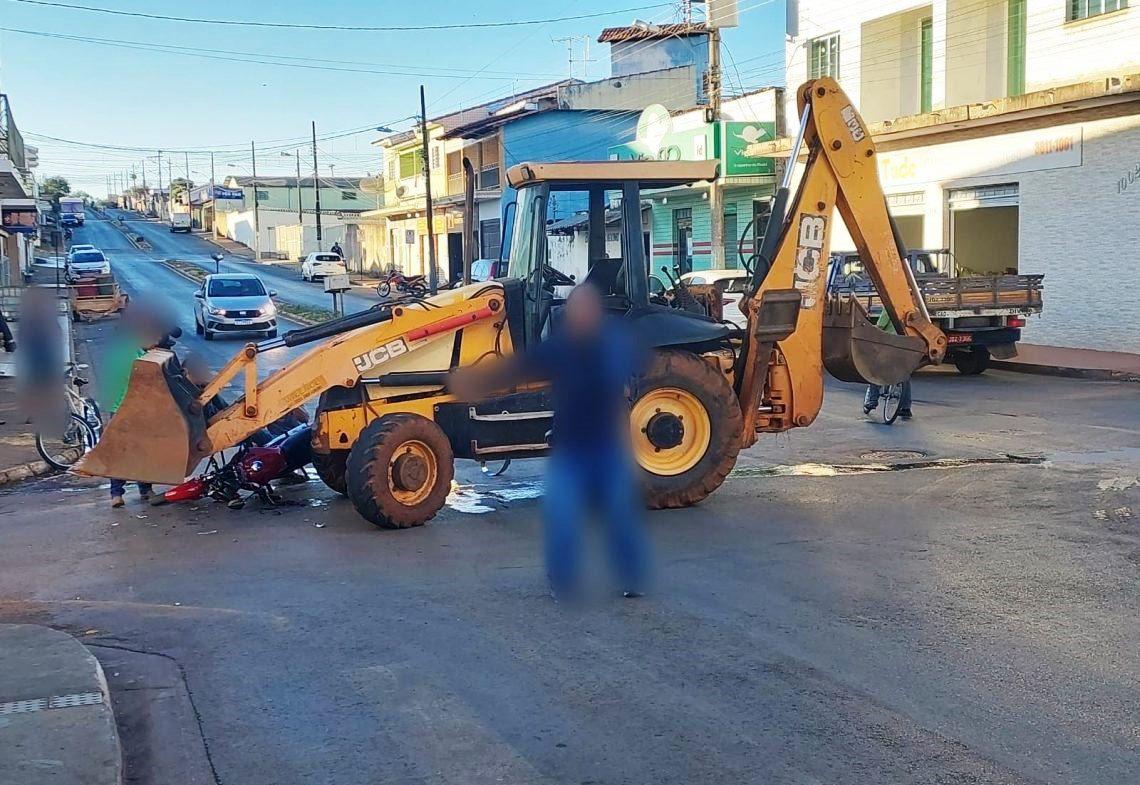 ACIDENTE COM MOTO E MÁQUINA DA PREFEITURA DEIXA JOVEM FERIDO EM PRESIDENTE OLEGÁRIO
