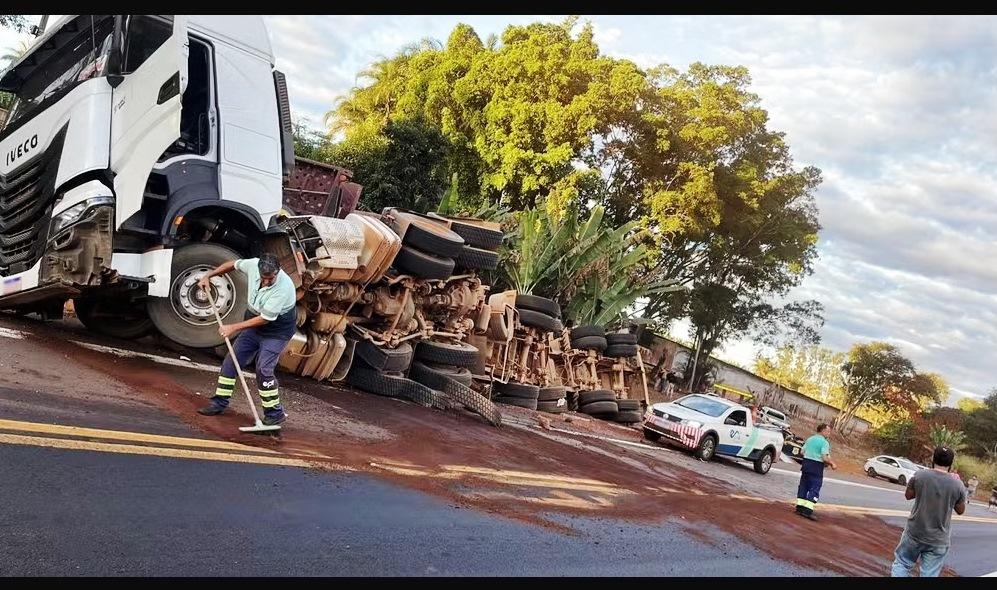 CARRETA TOMBA SOBRE VIATURA E MATA POLICIAL RODOVIÁRIO NA BR-365
