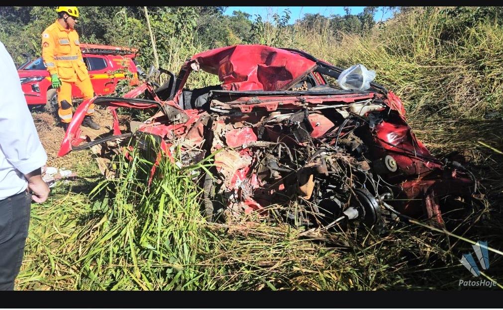 DUAS PESSOAS MORREM E OUTRAS DUAS FICAM FERIDAS EM GRAVE ACIDENTE NA MGC-354