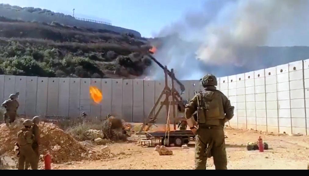 FORÇAS DE ISRAEL USAM 'ARMA MEDIEVAL' PARA LANÇAR BOLAS DE FOGO EM TERRITÓRIO LIBANÊS