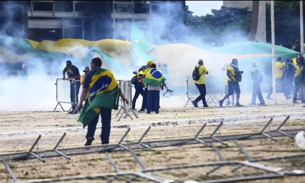GOVERNO DA ARGENTINA IDENTIFICA FORAGIDOS CONDENADOS PELO ATAQUE ÀS SEDES DOS TRÊS PODERES
