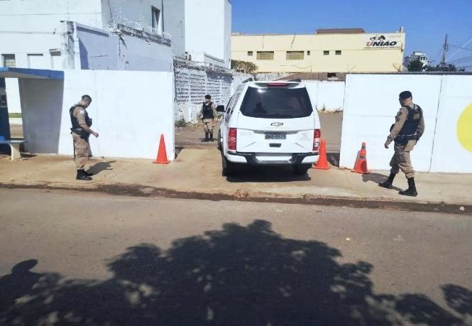 HOMEM É ENCONTRADO MORTO NO ESTACIONAMENTO DE HOSPITAL EM PATOS DE MINAS