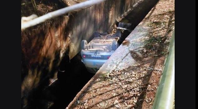 JOVEM PERDE CONTROLE DE DIREÇÃO E CARRO CAI EM CÓRREGO EM PATOS DE MINAS