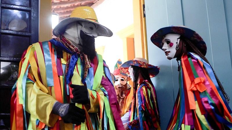 JOVENS SÃO BALEADOS DURANTE APRESENTAÇÃO DE ‘CARETAGEM’ EM PARACATU