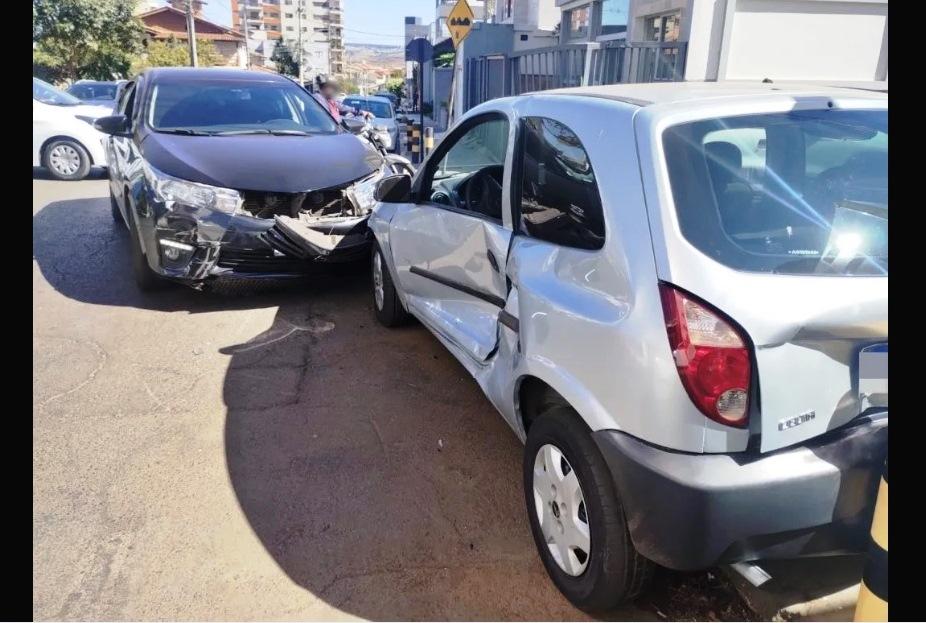 PATOS DE MINAS: MULHER FICA PRESA QUASE UMA HORA EM CARRO ESPERANDO POR SOCORRO