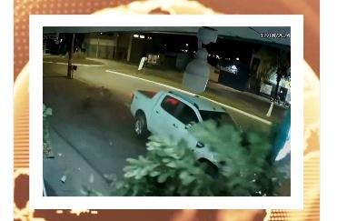 VEÍCULO INVADE PASSEIO E DERRUBA ÁRVORE EM VAZANTE