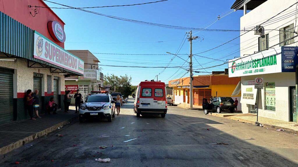 VÍDEO: CARRO DESGOVERNADO ATROPELA DUAS PESSOAS EM JOÃO PINHEIRO