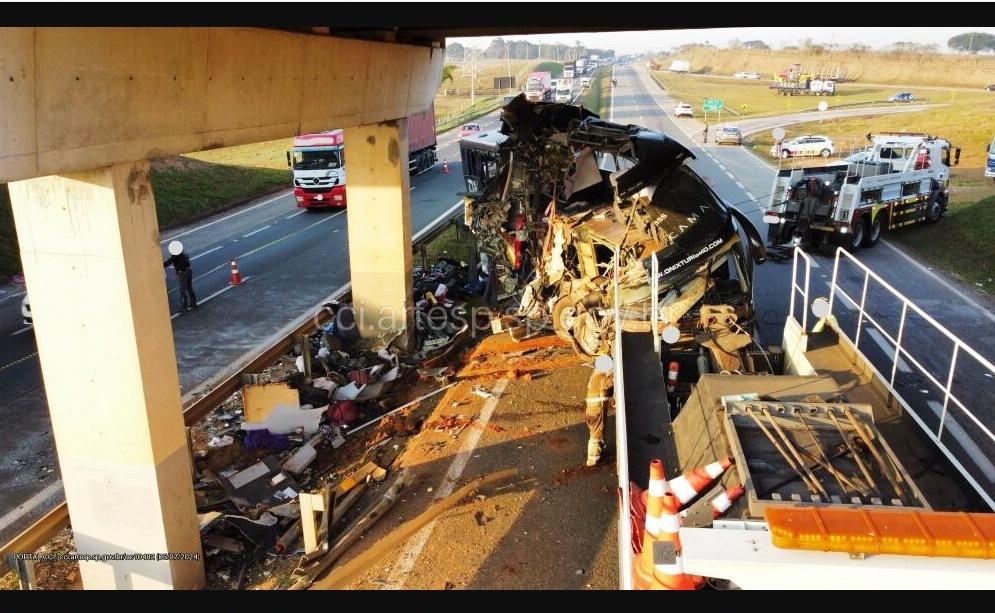 ACIDENTE DE ÔNIBUS DEIXA 10 MORTOS E 42 FERIDOS NO INTERIOR DE SÃO PAULO