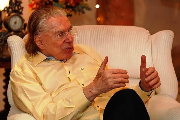 APRESENTADOR SILVIO SANTOS PASSA A NOITE INTERNADO EM SÃO PAULO