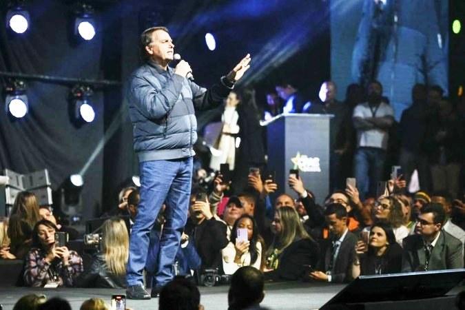 BOLSONARO CHORA DIANTE DE PLATEIA EM EVENTO CONSERVADOR EM SANTA CATARINA