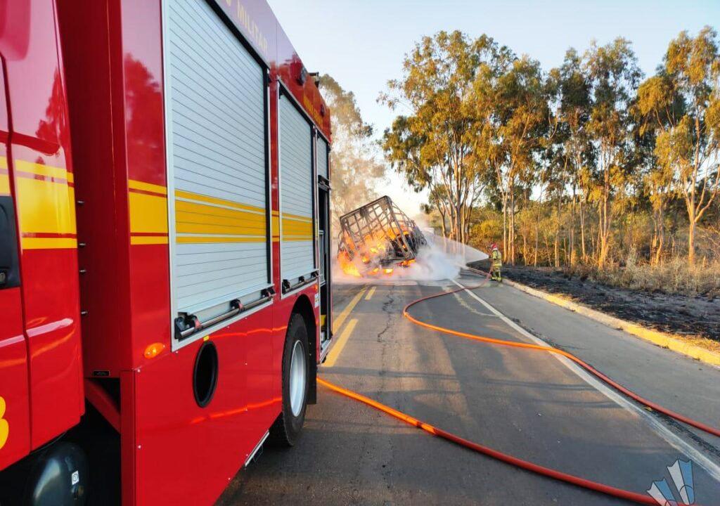 CAMINHÃO QUE TRANSPORTAVA CARGA DE TECIDO PEGA FOGO NA BR-365