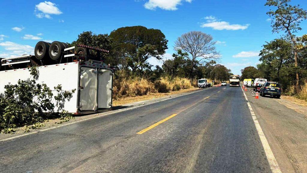 CAMINHÃO QUE TRANSPORTAVA MAMÃO TOMBA E CARGA É SAQUEADA EM LAGOA GRANDE