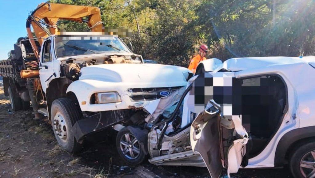 GAROTO DE DOZE ANOS PERDE PAI, MÃE E AVÓ EM ACIDENTE NA RODOVIA MG-413