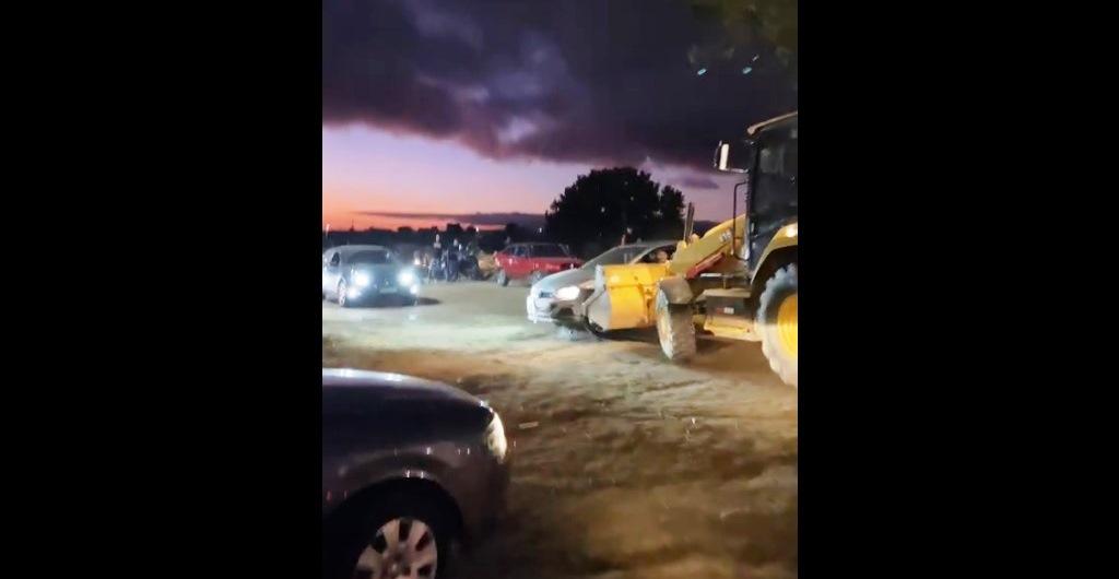 HOMEM EM RETROESCAVADEIRA ARRASTA CARROS E MOTOS APÓS FESTA NO INTERIOR DO CEARÁ