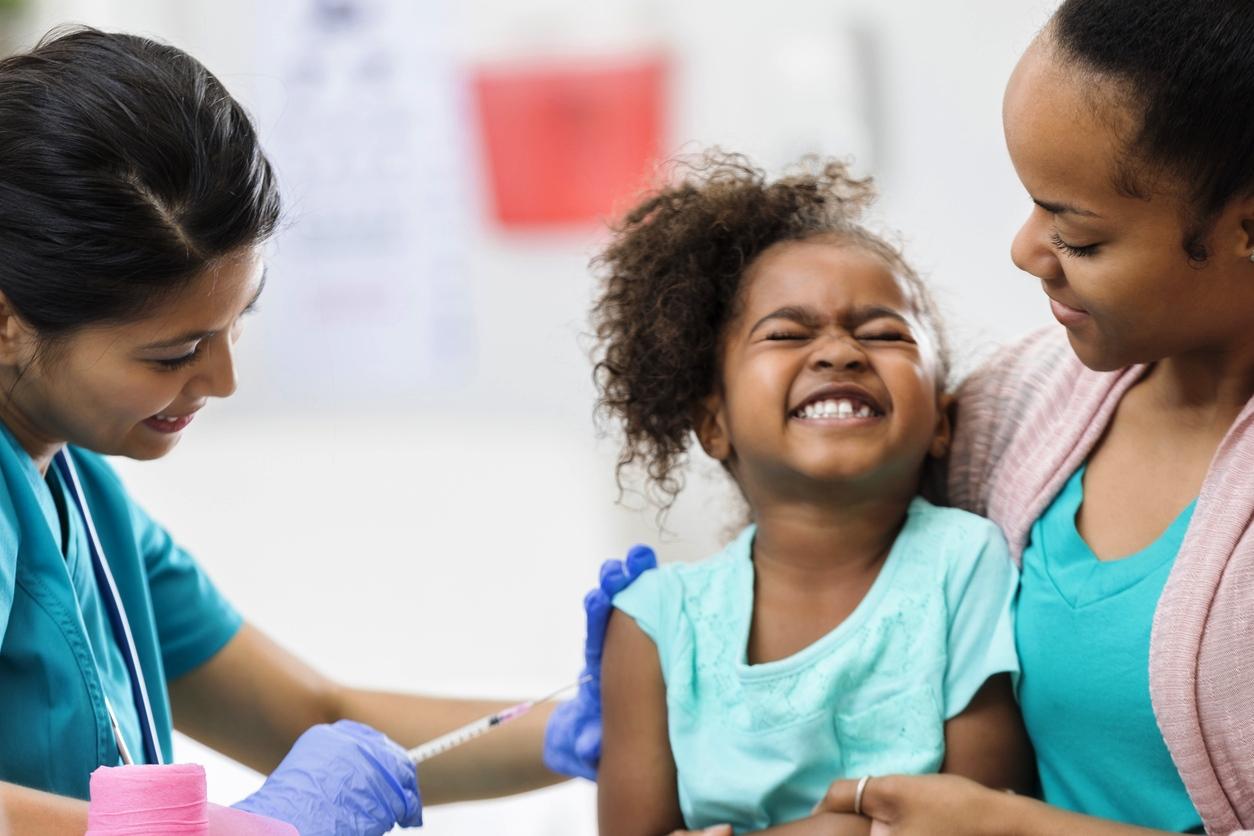 MÉDICOS COMEMORAM AVANÇO DA VACINAÇÃO INFANTIL NO BRASIL