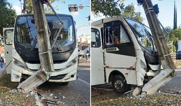 MOTORISTA DE MICRO-ÔNIBUS PASSA MAL, ATINGE VEÍCULOS E COLIDE COM POSTE EM PATROCÍNIO