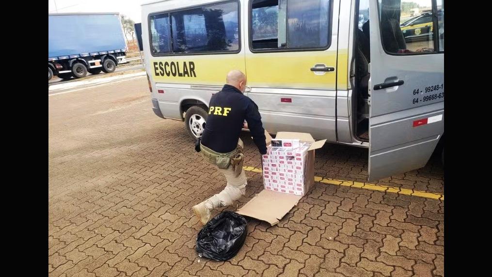 MOTORISTA DE VAN ESCOLAR É PRESO COM 30 MIL MAÇOS DE CIGARRO CONTRABANDEADOS DO PARAGUAI