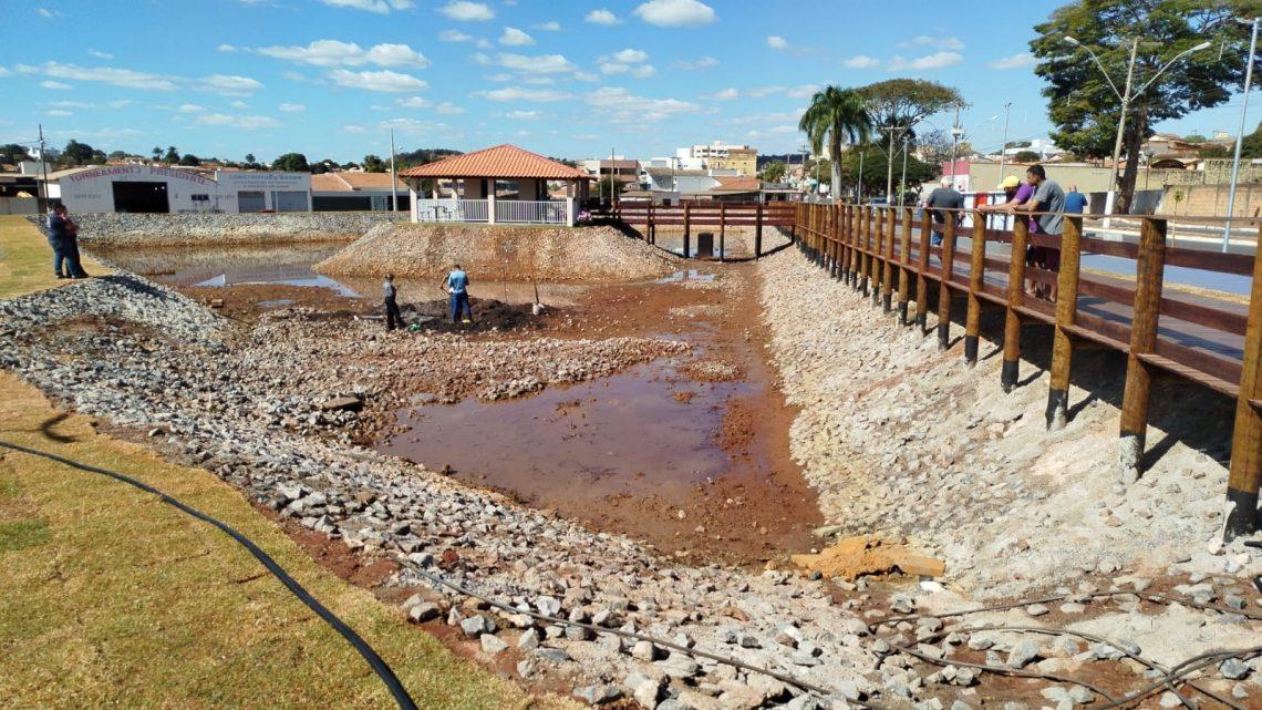PREFEITO DE PRESIDENTE OLEGÁRIO ESCLARECE CAUSA DO ESVAZIAMENTO DE LAGOA EM PRAÇA DA CIDADE