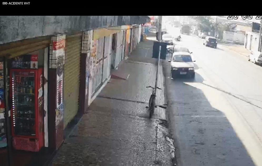 VÍDEO: MOTOCICLISTA SE AJOELHA E AGRADECE APÓS ESCAPAR DE ACIDENTE EM PATOS DE MINAS