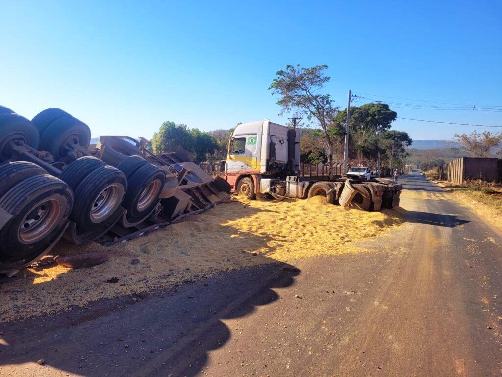 CARRETA BITREM COM CARGA DE MILHO TOMBA NO ANEL VIÁRIO DE VAZANTE