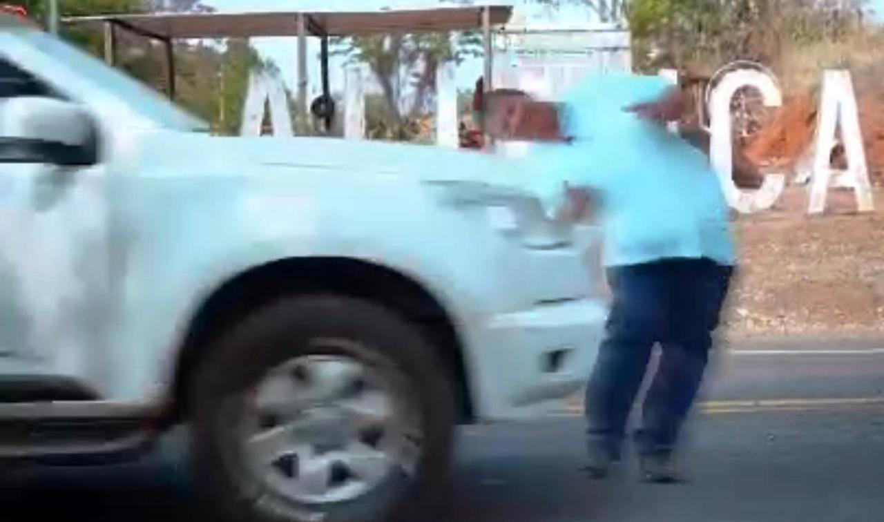 PREFEITO SIMULA SER ATROPELADO EM VÍDEO PARA PROMOVER SEU GOVERNO