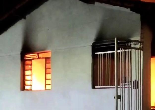 RAPAZ ATEIA FOGO NA CASA DA EX-NAMORADA E MORRE NO INCÊNDIO EM VAZANTE