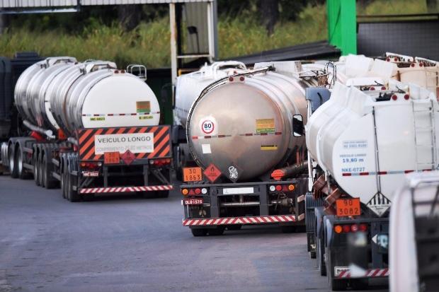 TRANSPORTADORES DE COMBUSTÍVEIS AMEAÇAM GREVE EM MINAS GERAIS