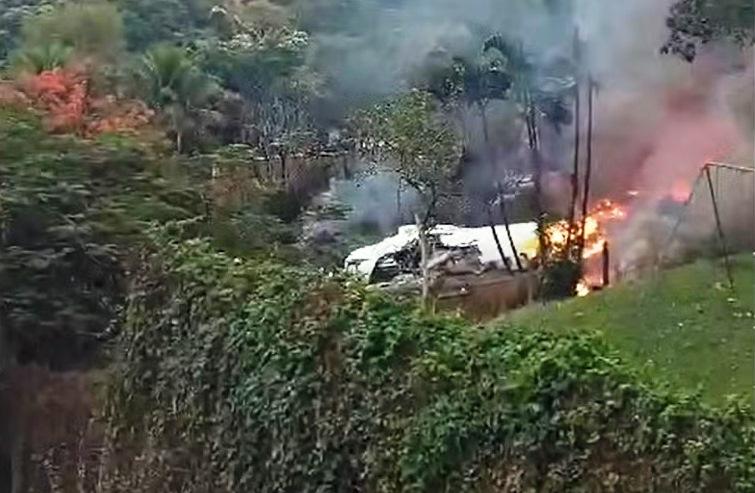 VÍDEOS: BOMBEIROS RESGATAM 12 DOS 61 CORPOS DO AVIÃO QUE CAIU EM VINHEDO (SP)