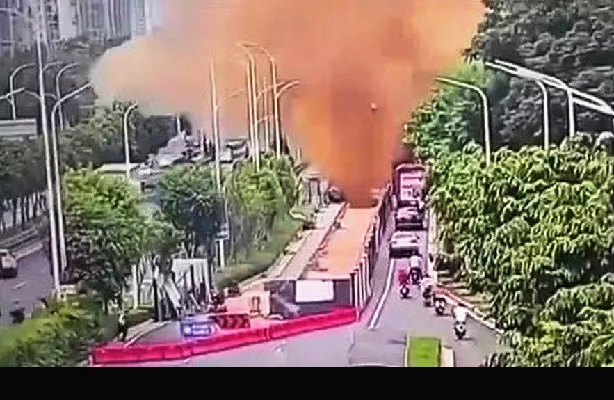 ESGOTO EXPLODE E LANÇA FEZES A MAIS DE 10 METROS DE ALTURA
