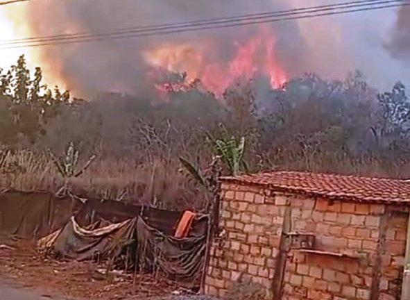 INCÊNDIO AMEAÇA ATINGIR CASAS EM BAIRRO DE PRESIDENTE OLEGÁRIO