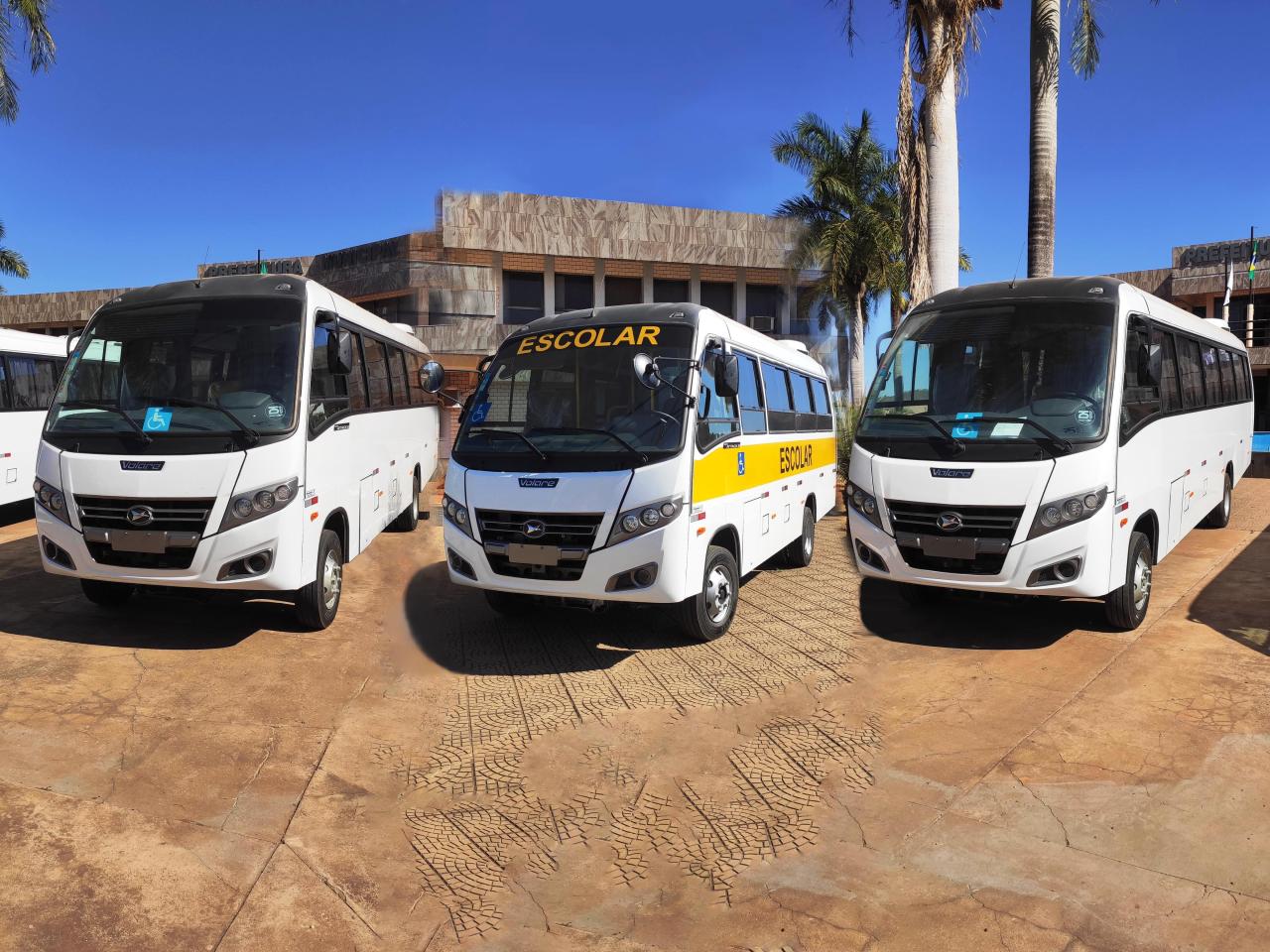 PREFEITURA DE VAZANTE RECEBE QUATRO NOVOS ÔNIBUS PARA O TRANSPORTE ESCOLAR
