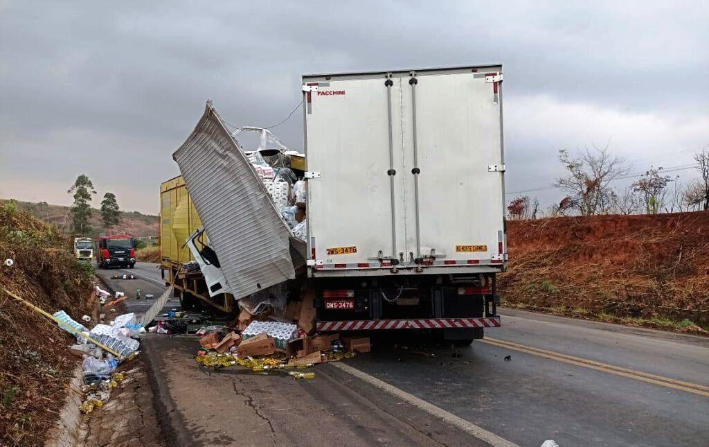 ACIDENTE COM CAMINHÕES MATA MOTORISTA E DEIXA PASSAGEIRO FERIDO NA BR-365