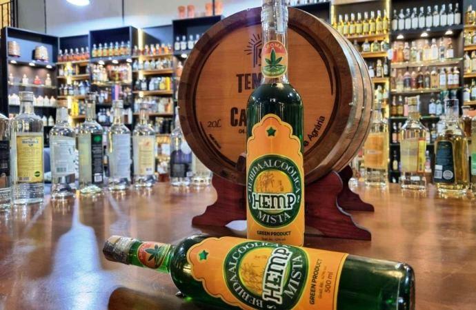 ALAMBIQUE LANÇA CACHAÇA COM TOQUE DE MACONHA NO NORDESTE