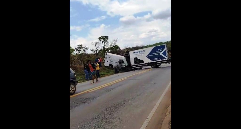 AMBULÂNCIA DE VAZANTE SE ENVOLVE EM ACIDENTE ENTRE O POSTO LAGOMAR E PRESIDENTE OLEGÁRIO