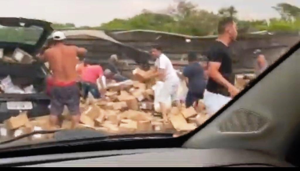 CARGA DE CARRETA QUE TOMBOU NA BR-365 FOI SAQUEADA