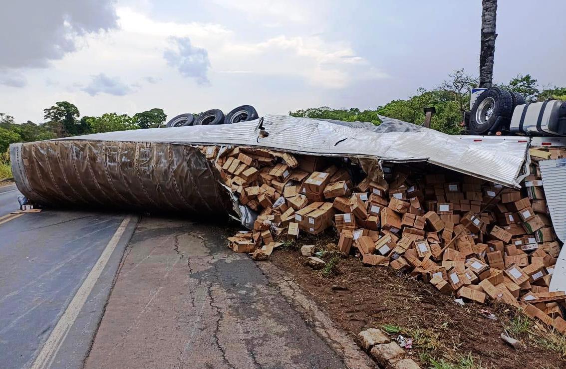CARRETA QUE TRANSPORTAVA ROUPAS ÍNTIMAS TOMBA NA BR-365