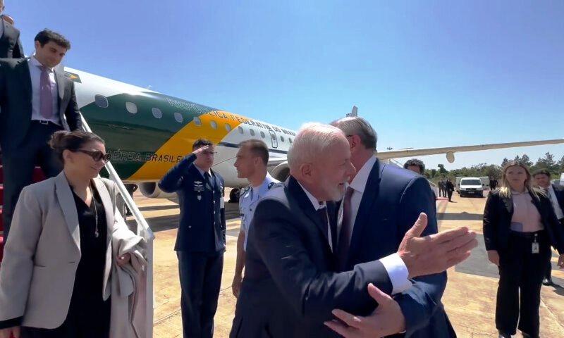 LULA DESEMBARCA EM BRASÍLIA APÓS AVIÃO TER PROBLEMA TÉCNICO NO MÉXICO