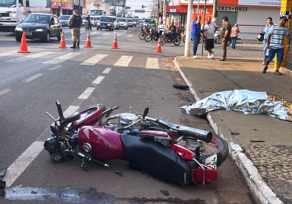 MÃE MORRE E MOTOCICLISTA FICA FERIDO EM ACIDENTE EM PATOS DE MINAS