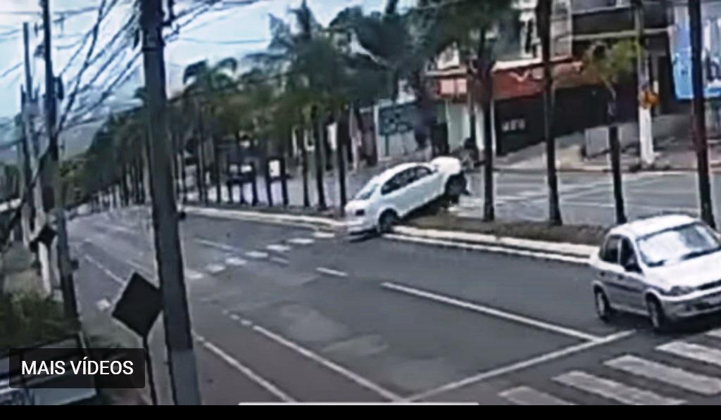 MOTORISTA PERDE CONTROLE DE DIREÇÃO E ATRAVESSA AS DUAS PISTAS DE AVENIDA EM PATOS DE MINAS