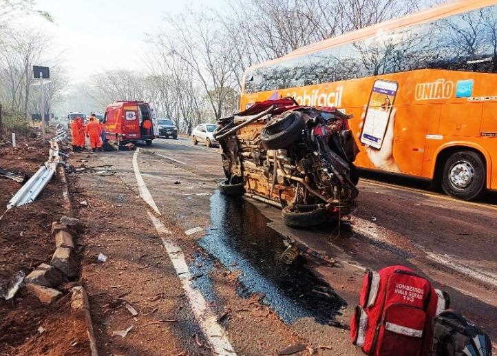 OFICIAIS DO CORPO DE BOMBEIROS DE PATOS DE MINAS SOFREM ACIDENTE NA BR-365