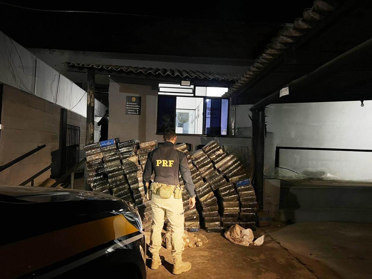 PRF DE PATOS DE MINAS APREENDE QUASE 1,6 TONELADAS DE MACONHA